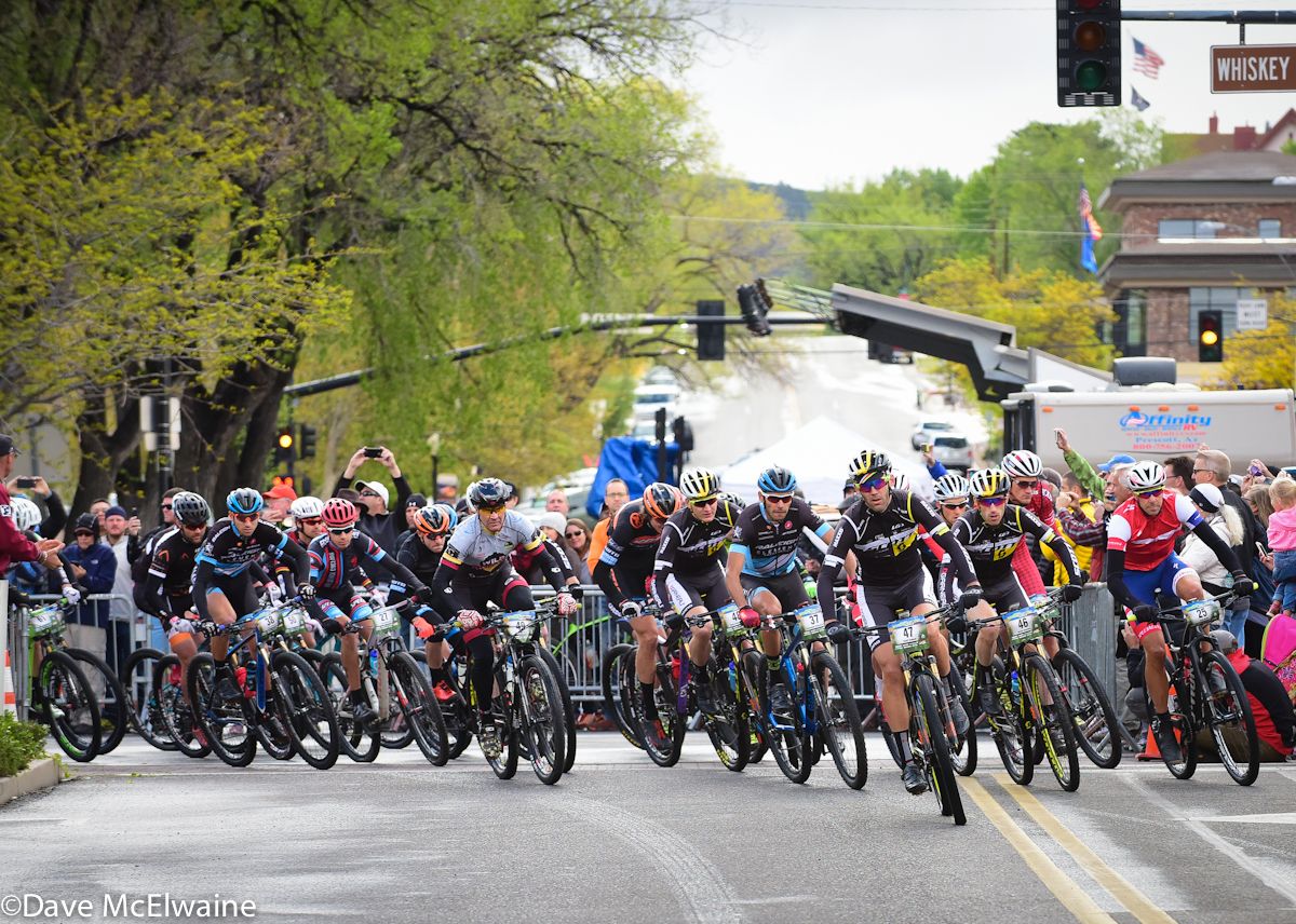 Geoff Kabush (Scott 3Rox Racing) takes the hole-shot