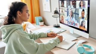 estudiante universitaria que utiliza un iMac