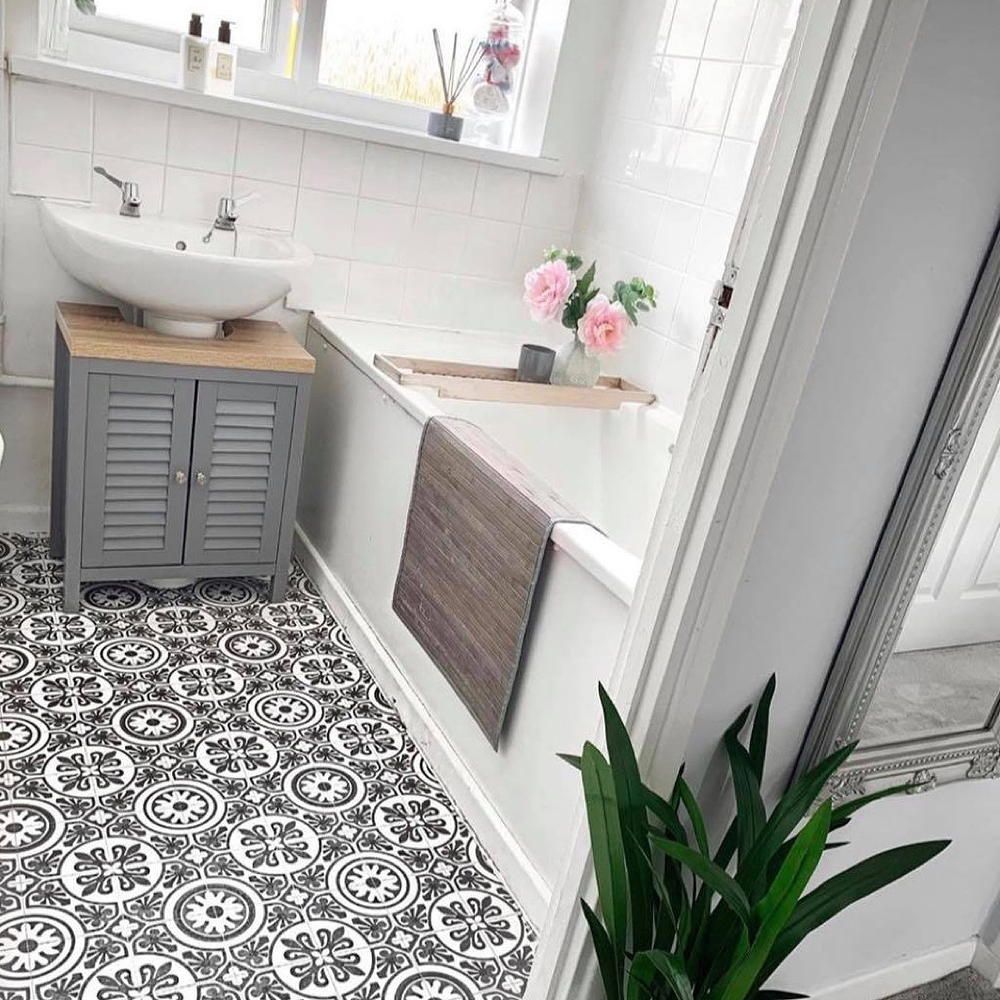Mum's DIY vinyl bathroom flooring transforms this lacklustre bathroom ...