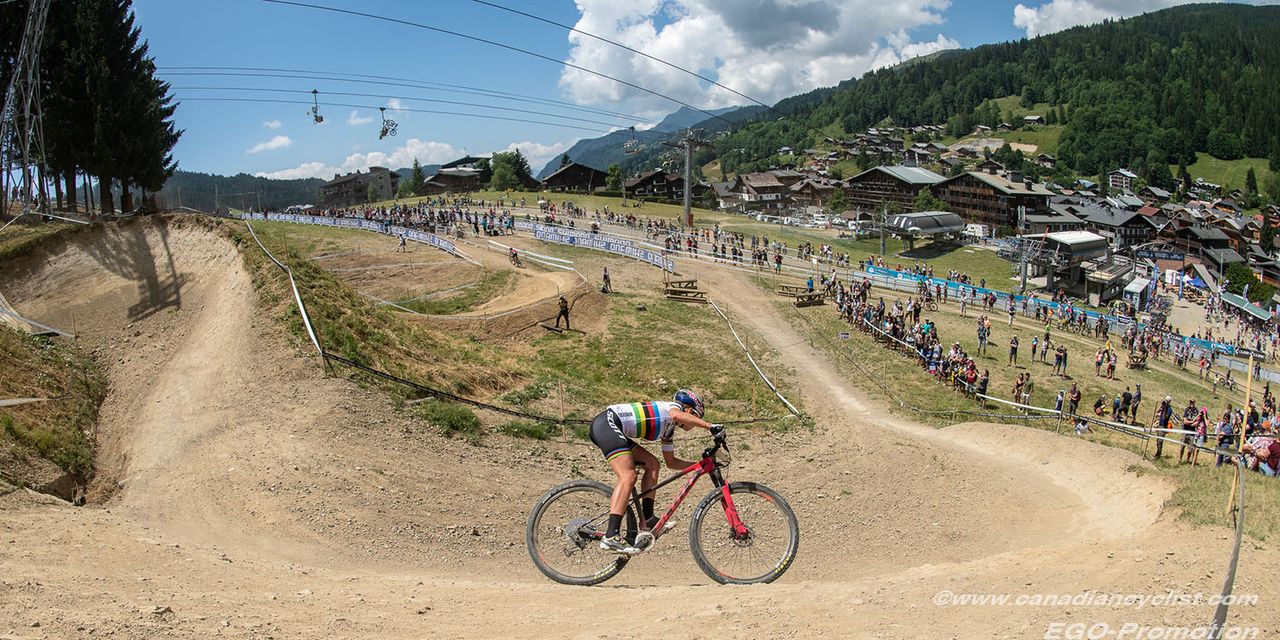 Kate Courtney (Scott- SRAM MTB Racing) attacks