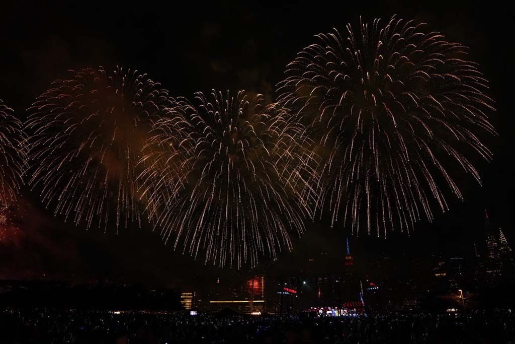 The New York skyline during the 2022 Macy&#039;s 4th of July Fireworks Show