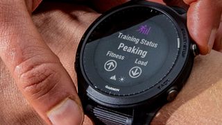 Garmin Forerunner 945 sittende på et håndledd