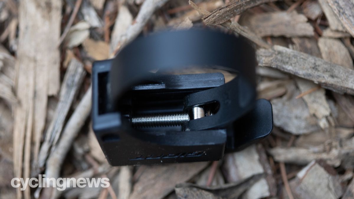 Giant Recon HL1800 inside of the mounting strap