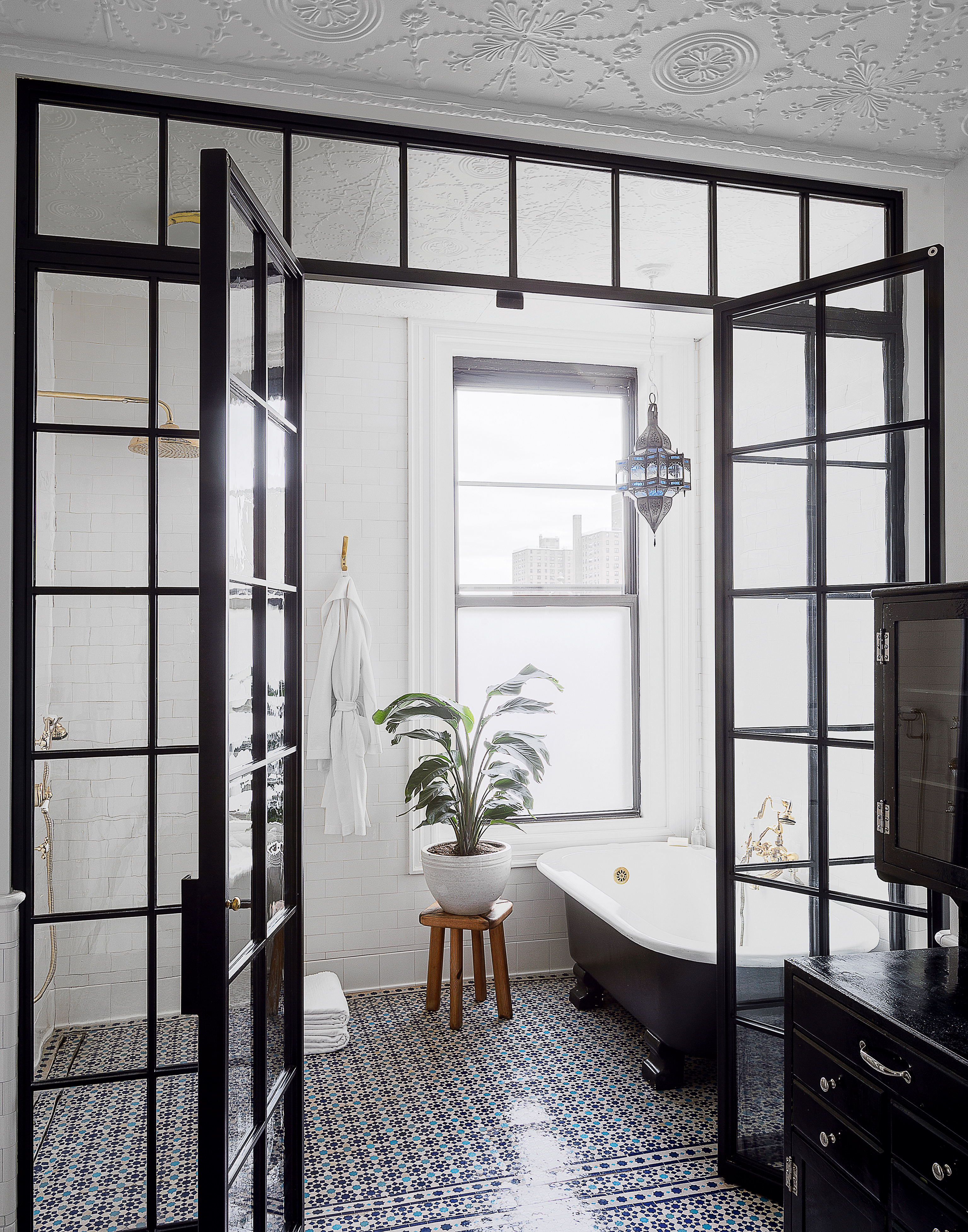 Bathroom with Crittall door dividers