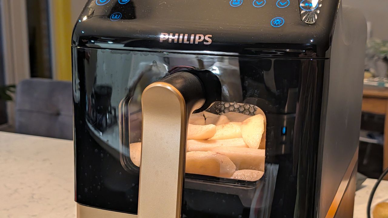 Fries cooking inside Philips 4000 Series Airfryer