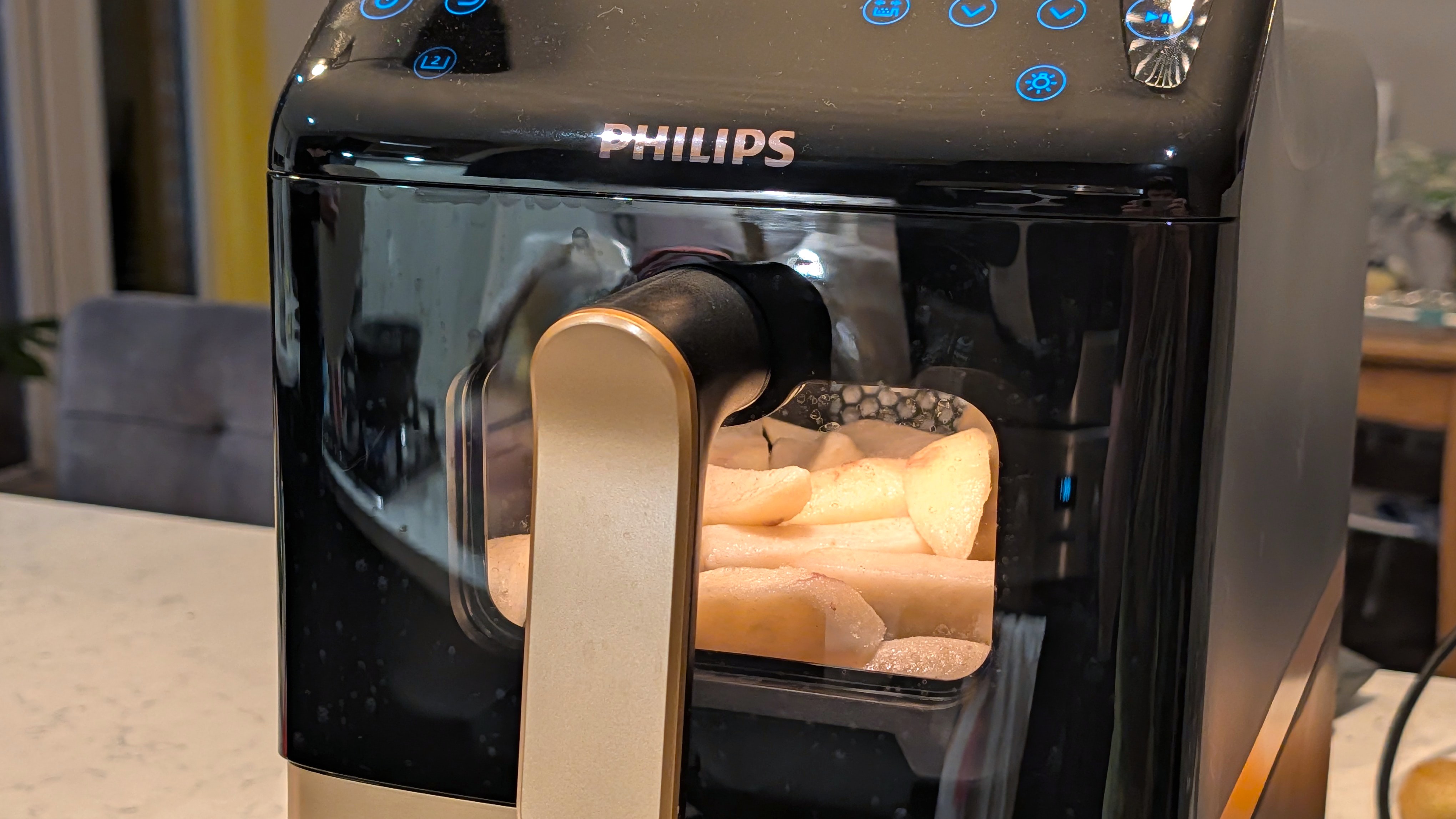 Fries cooking inside Philips 4000 Series Airfryer