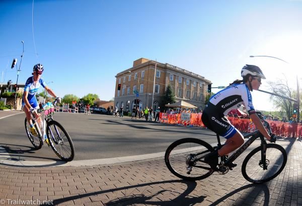 Kelli Emmett (Team Giant) leading with two laps to go