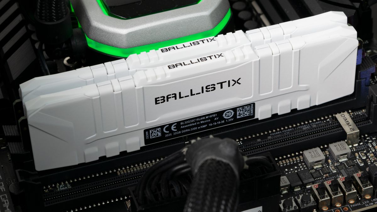 | Ballistix Tom\'s Hardware DDR4-3200 Review: Crucial C16 Sleeper 2x32GB The Low-Profile