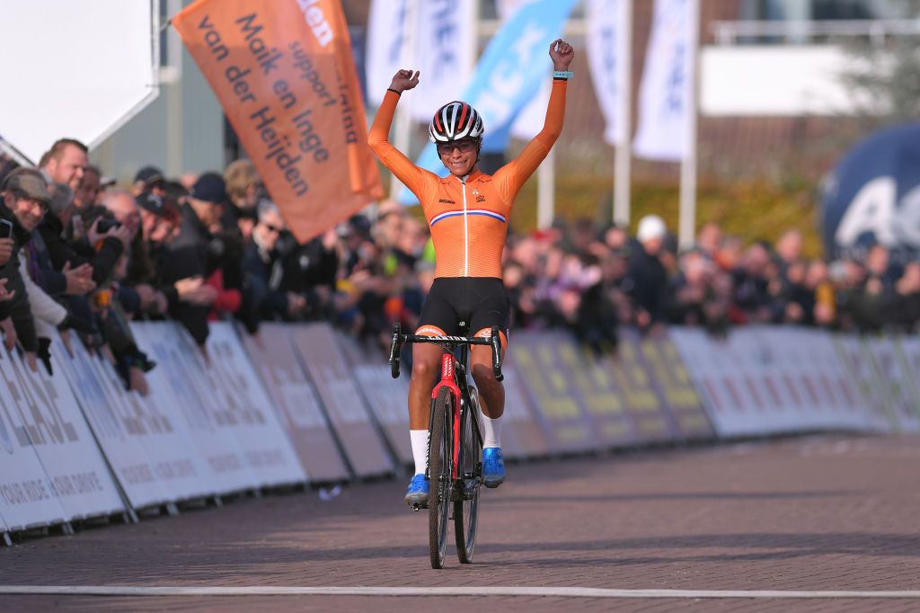 Ceylin Del Carmen Alvarado wins the under 23 women's race