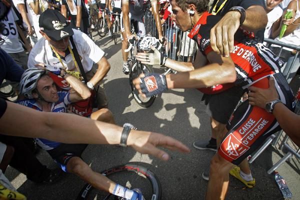 Carlos Barredo (Quick Step) and Rui Alberto Faria da Costa (Caisse d'Epargne) brawl after the stage finish.