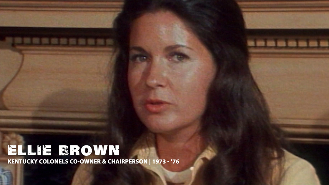 1973年のエリー・ブラウンのクローズアップ。キャプションには彼女の名前と彼女が共同所有し、ABAで議長を務めたチームの名前が含まれている