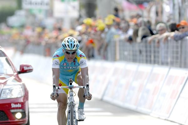 Alexndre Vinokourov (Astana) finished alone in 5th place, 1:34 behind Nibali.