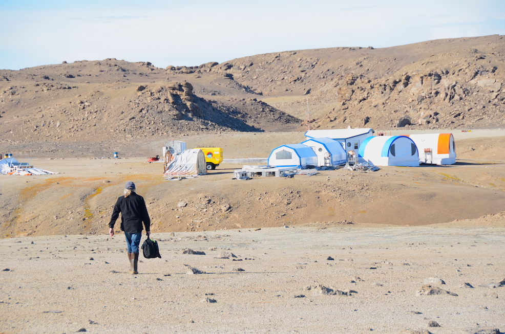 Jon Chute loopt naar de basis van het Haughton-Mars Project (HMP) op Devon Island.
