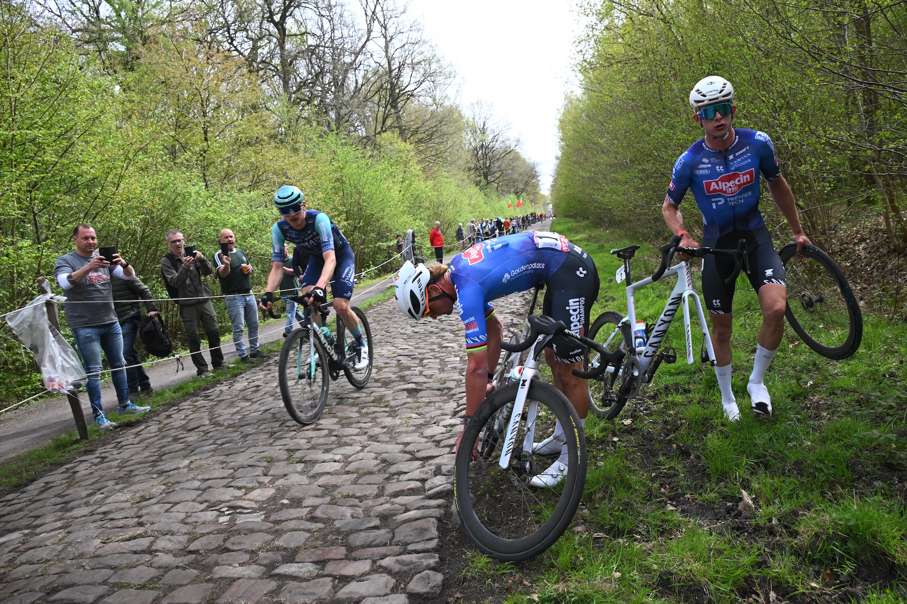 Mathieu van der Poel swaps wheel with team mate in Paris Roubaix