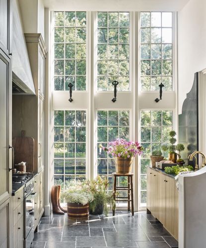 Small kitchen layouts: 20 ideas to maximize that small space | Homes ...