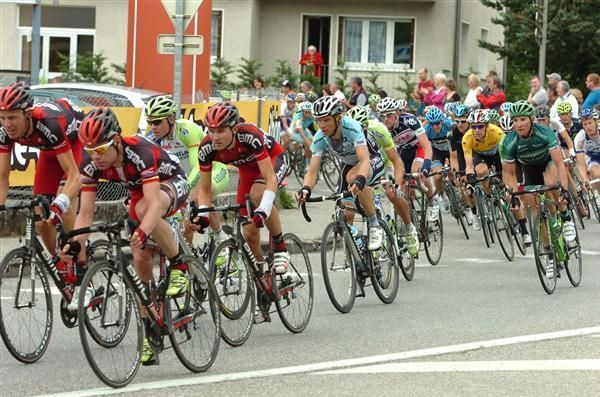 The pack speeds through the final stages of the race