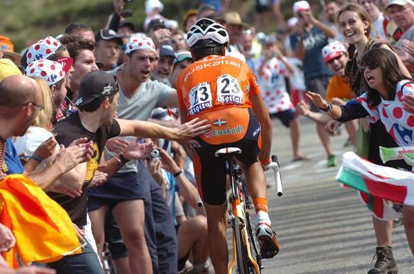 A few pushes for Samuel Sanchez from the Basque fans.