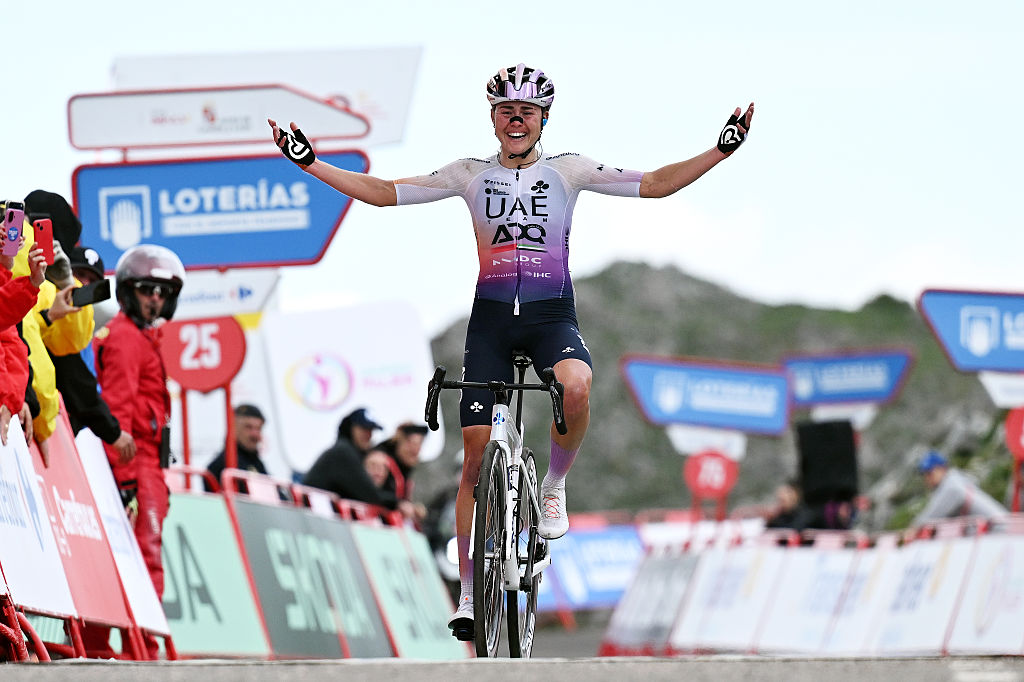Paula Blasi wins atop the Angliru in the VUelta Femenina 2026