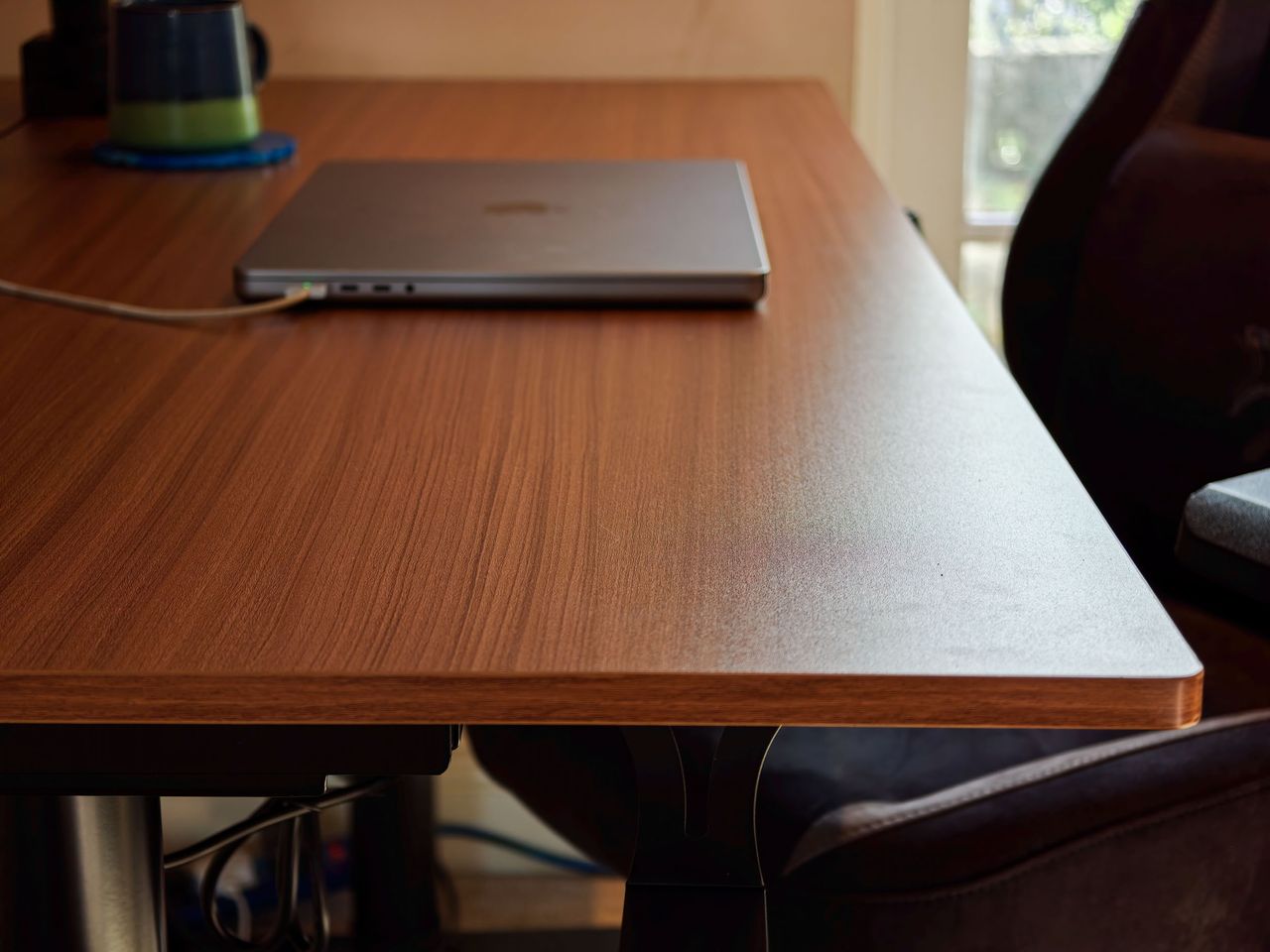 Closeup of the Arozzi Arena Nordico Electric Standing Desk's worktop