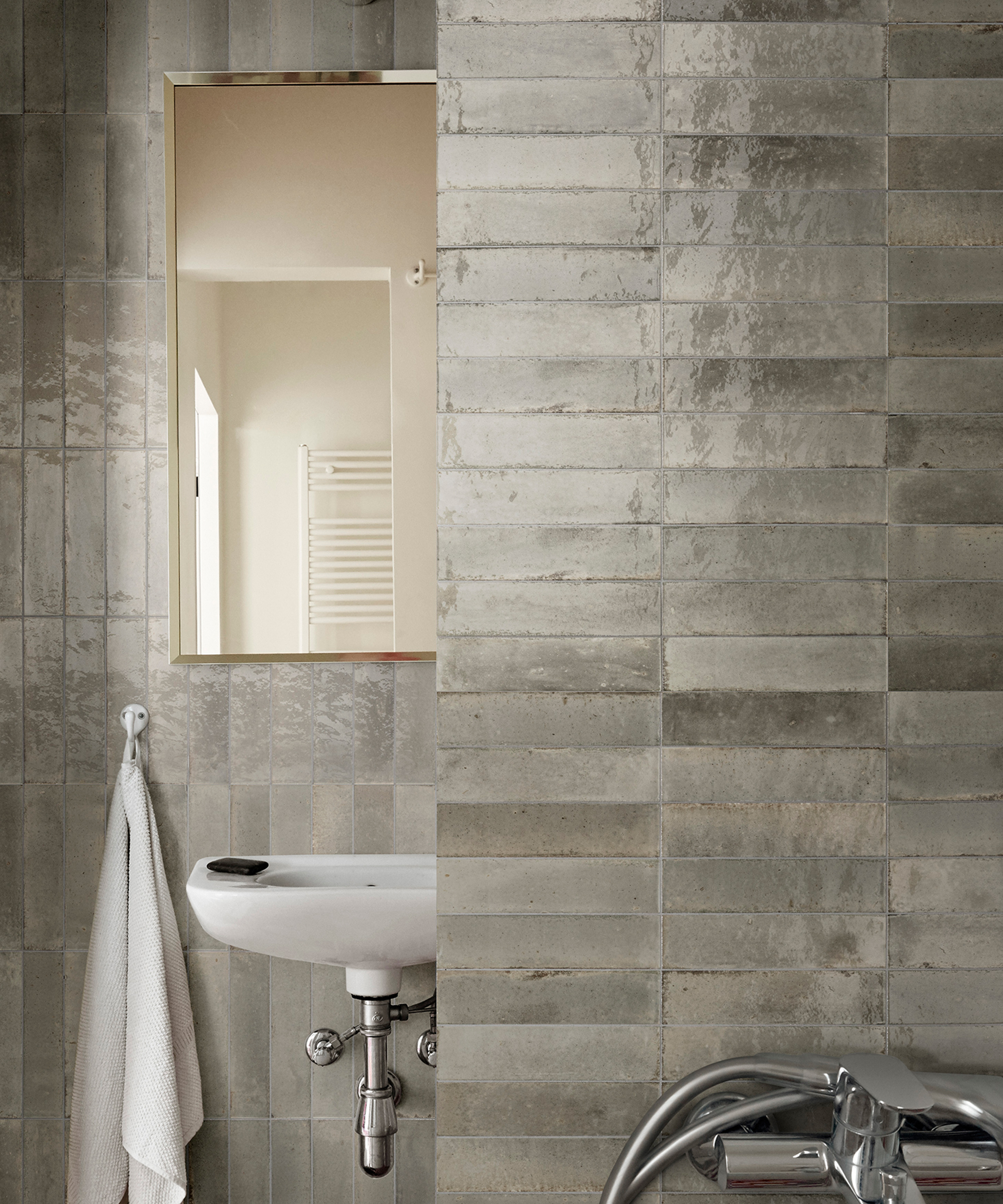 Carrelage de salle de bain gris brillant par Stone and Ceramic Warehouse.
