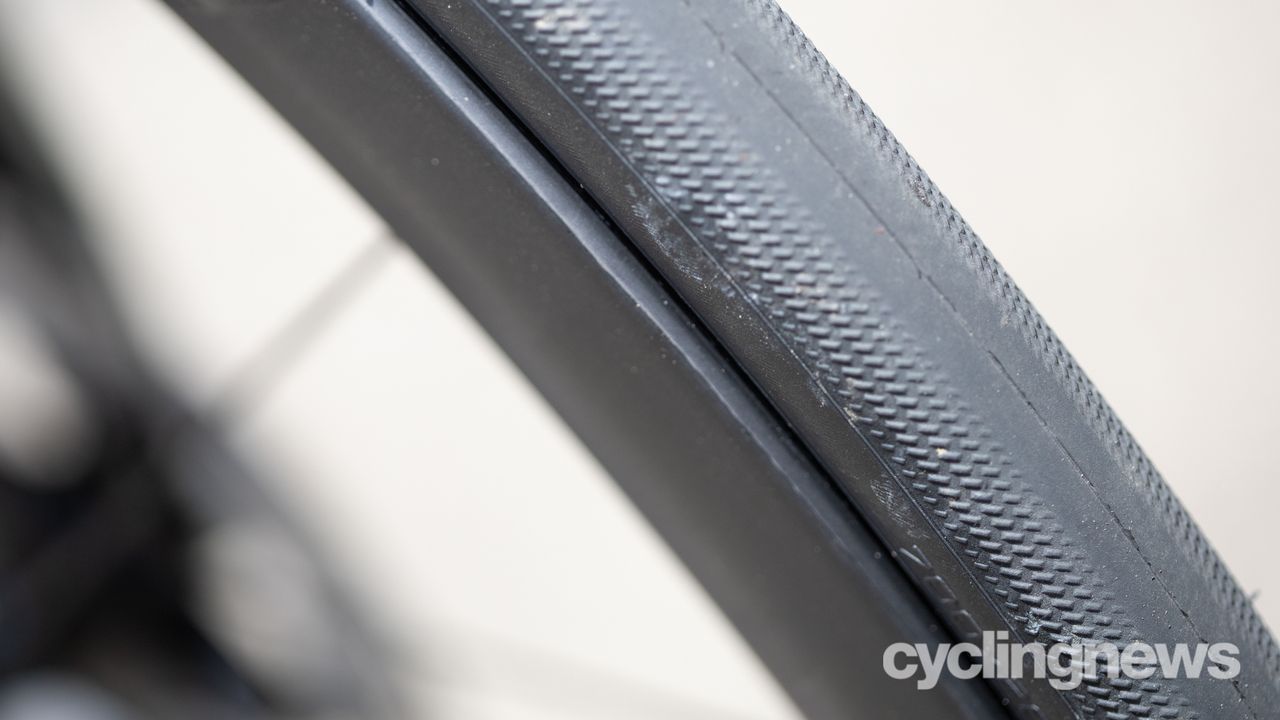 Roval Rapide CLX II detail of lip on front wheel