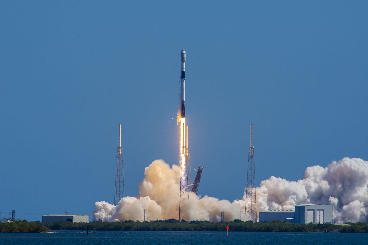 Sehen Sie, wie SpaceX am 27. April nach einer Verzögerung 46 Starlink-Satelliten startet