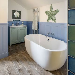 bathroom with wooden floor and bathtub