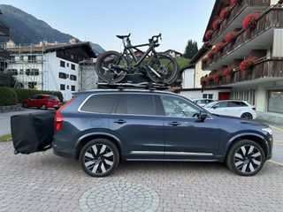 Thule Outset tent mounted on the Volvo XC90