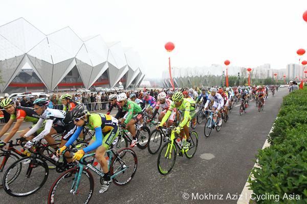The peloton on the opening stage of Tour of Qinghai Lake