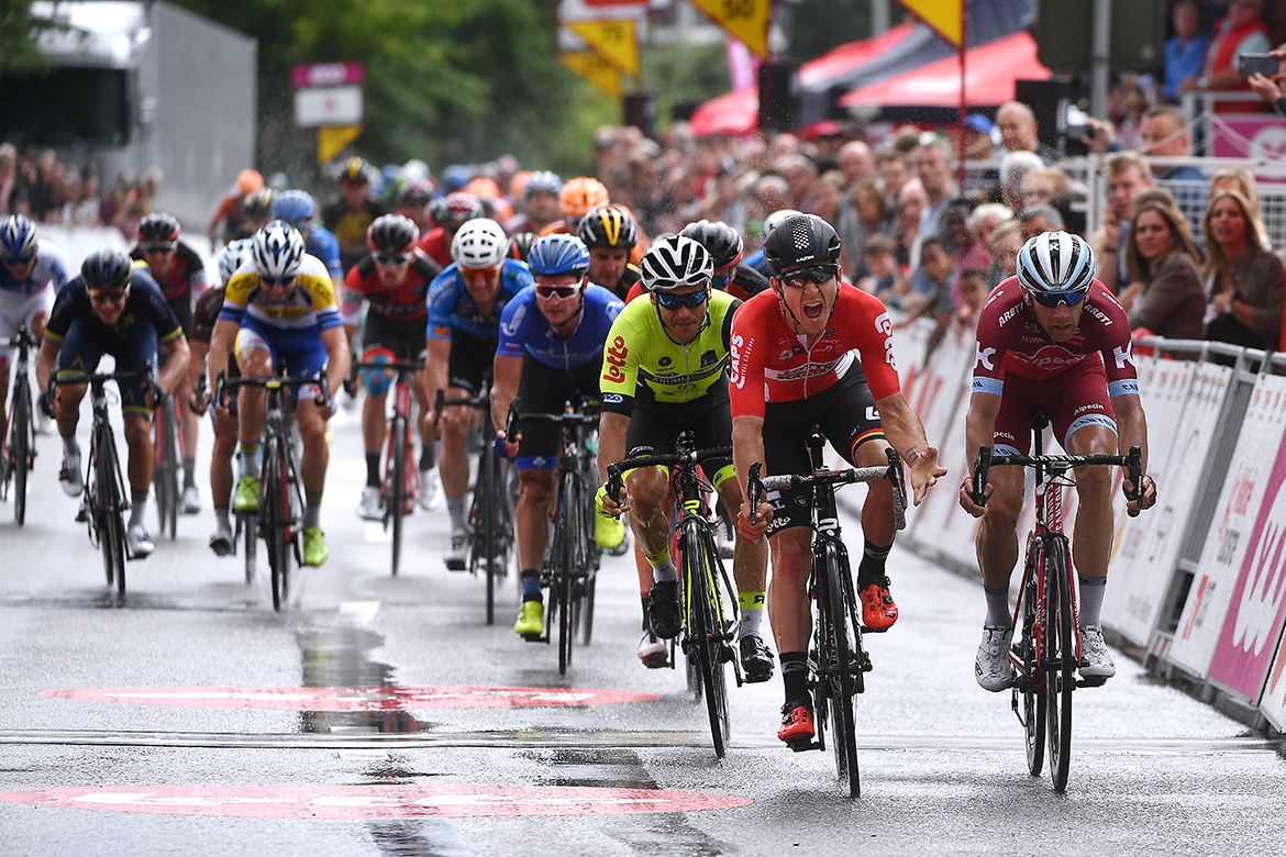 A rainy sprint on stage 2