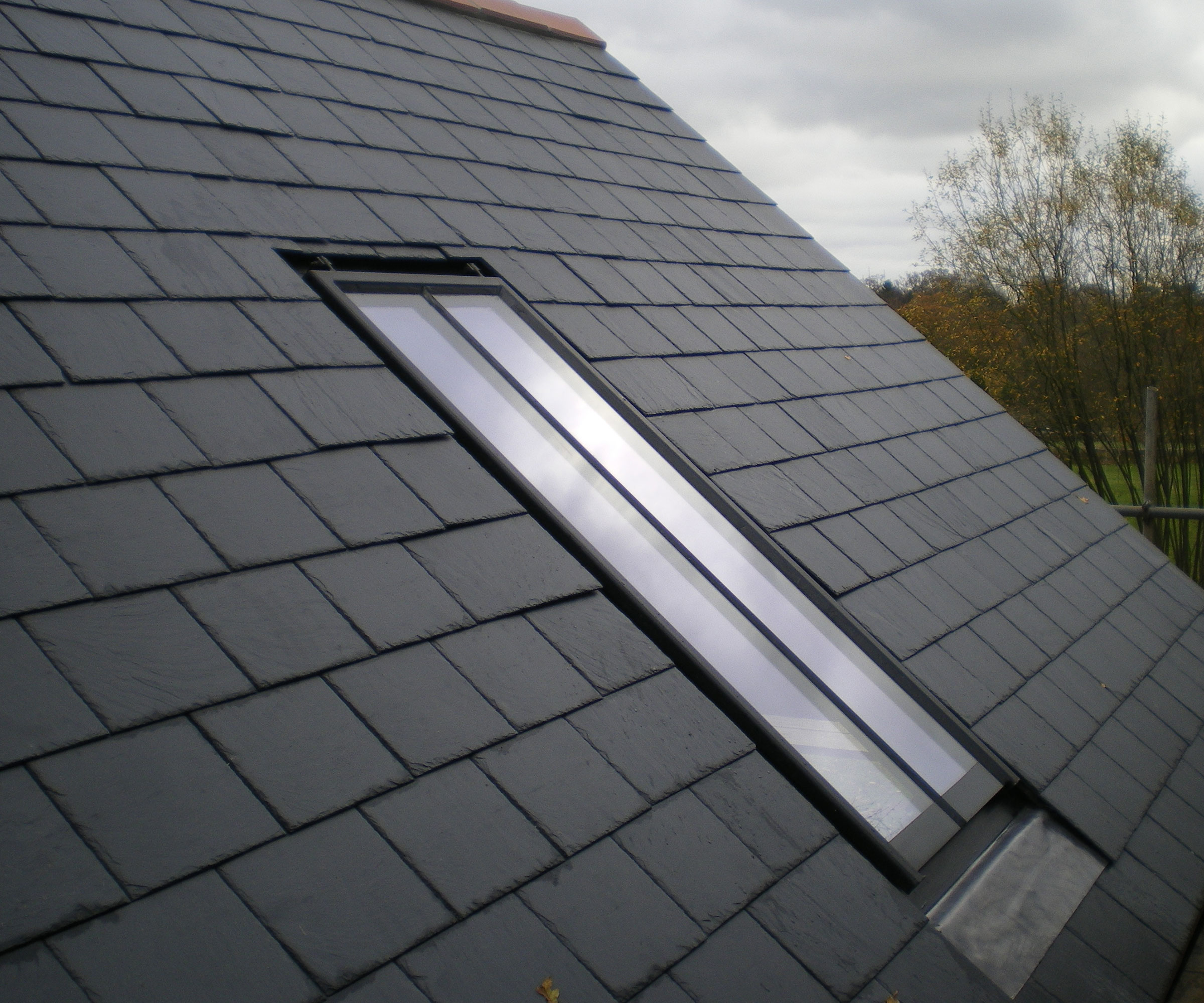 Conservation rooflight fitted in a tiled slate roof
