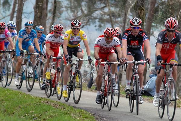 Race leader Luis L&eacute;on Sanchez (Caisse d'Epargne) would keep his yellow jersey for another day.