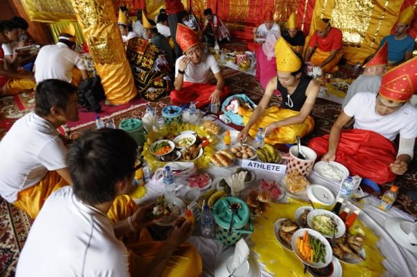 Riders had lunch in the palace