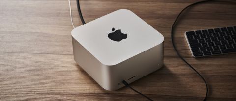 Mac Studio op een houten bureau