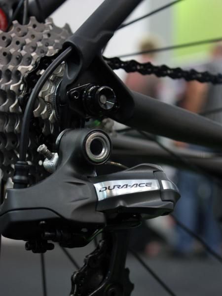 The rear derailleur wire is routed internally and exits at the end of the seat stay.