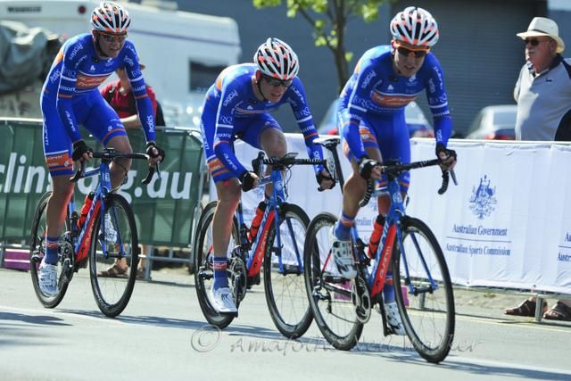 The Avanti team cornering in the U23 men's national criterium