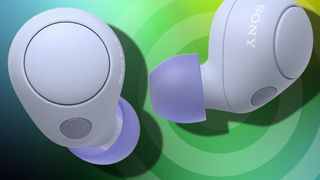 Parhaat edulliset kuulokkeet Sony WF-C700N viher-sinisellä TechRadar-taustalla