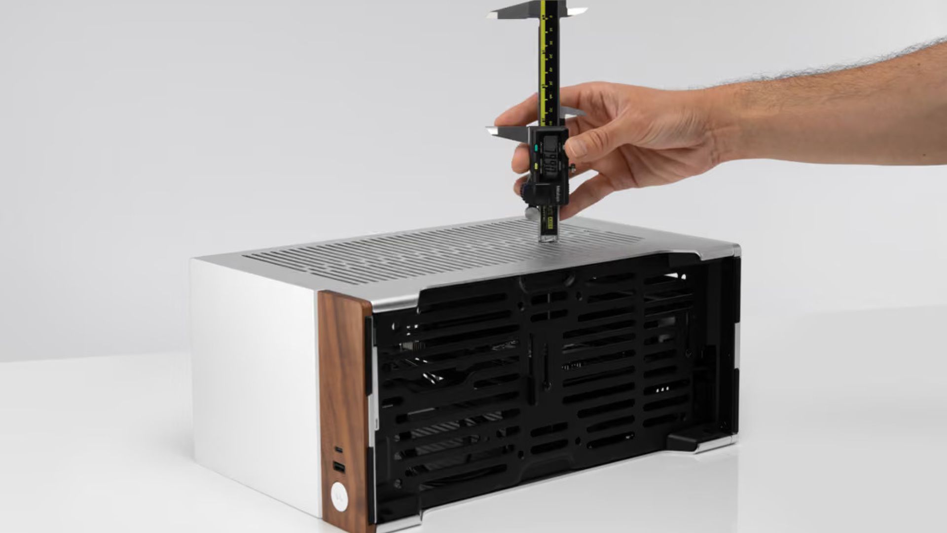 An image from Noctua measuring CPU clearance in an ITX case