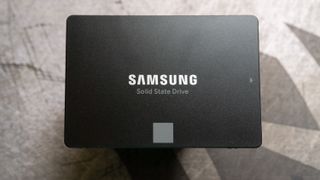 Musta Samsung 870 Evo SSD harmaalla kangasalustalla