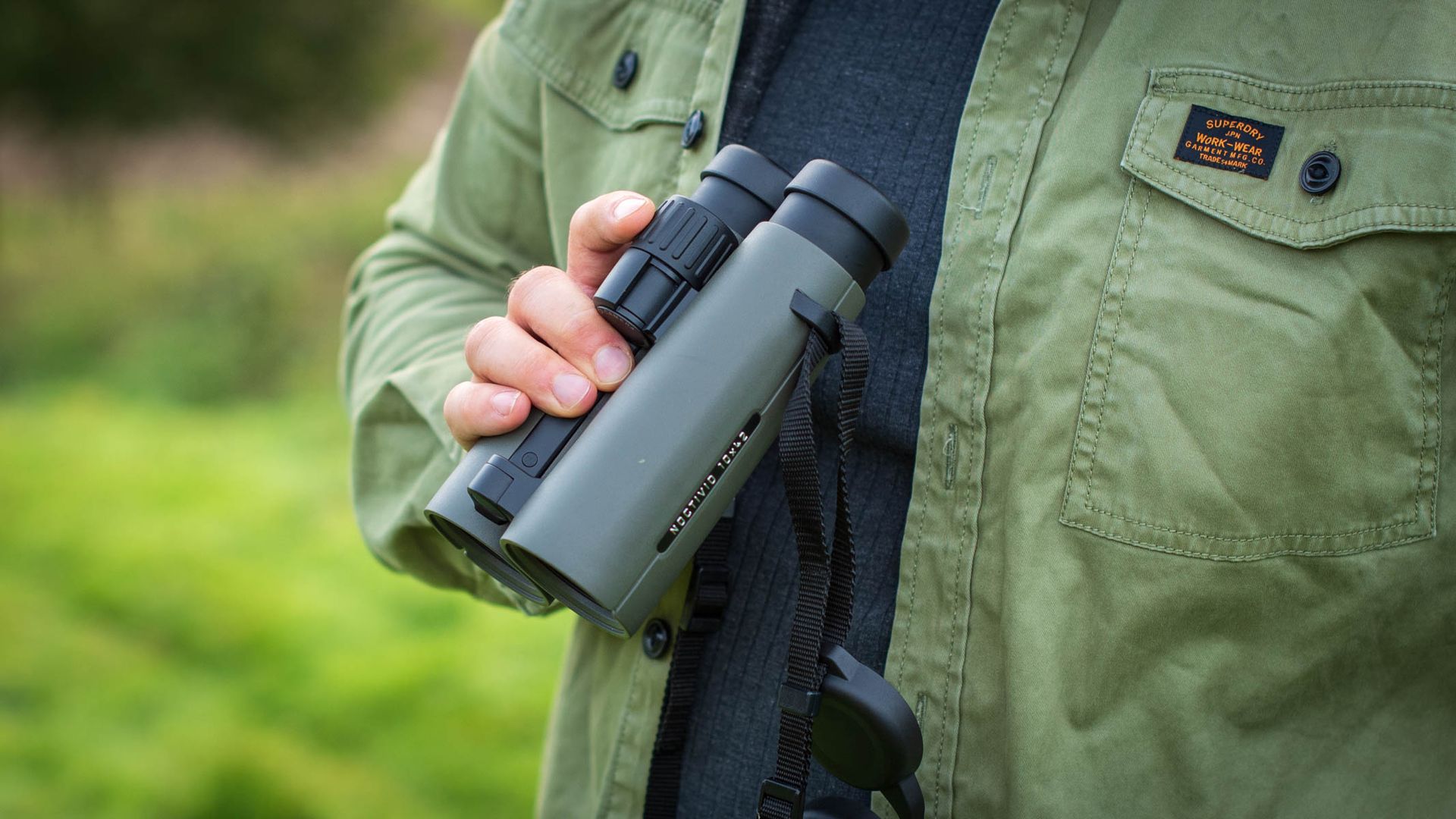 Leica Noctivid 10x42 side view