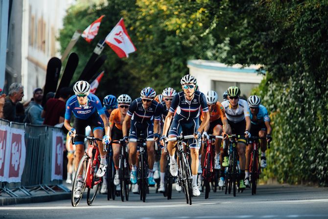 The elite men's peloton heads towards the final climb of H&ouml;ttinger H&ouml;ll