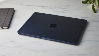 Apple MacBook Air (M2, 2022) på ett vitt skrivbord i en studio