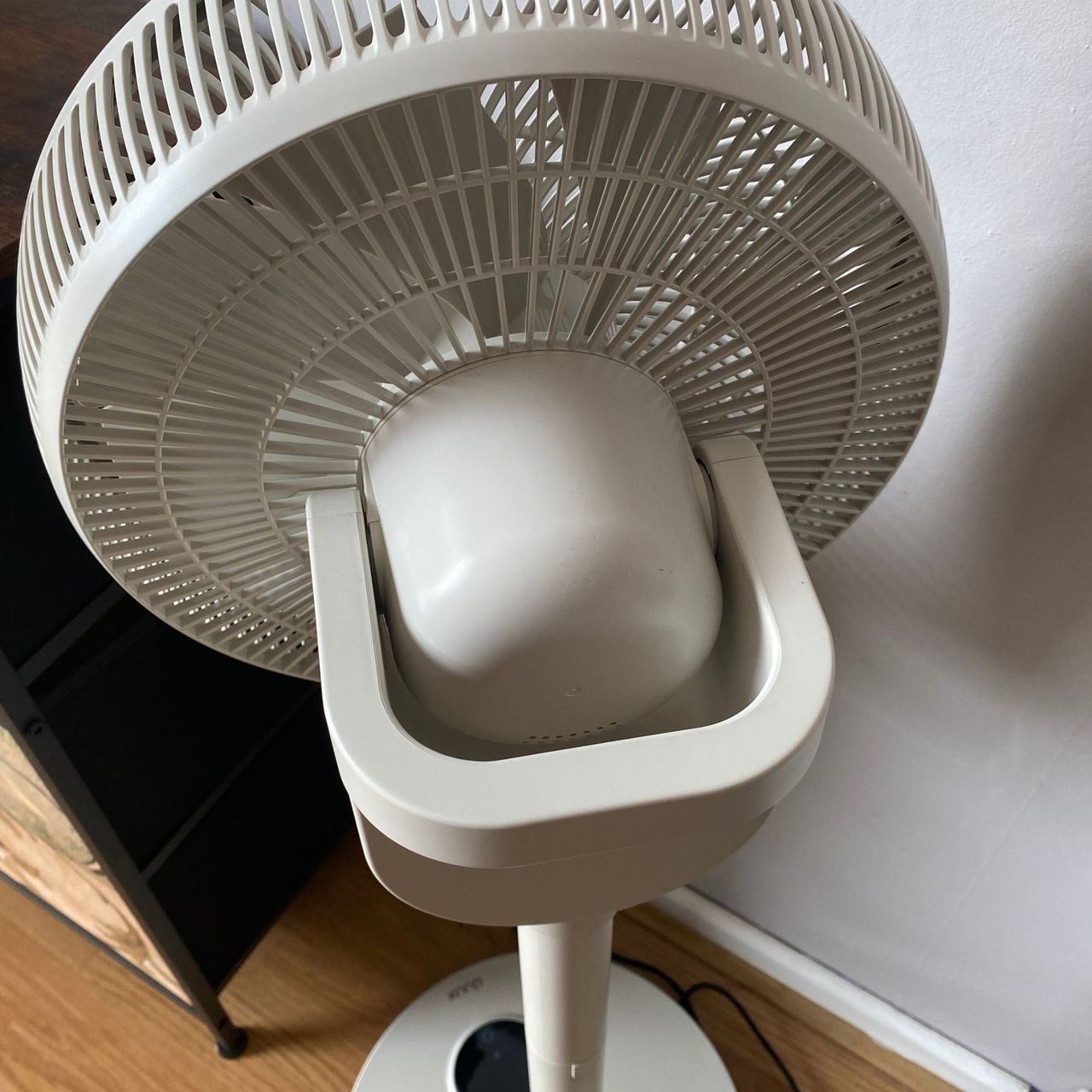 Close up of the back of the Duux Whisper Flex 2 fan head where there is a handle to move it around