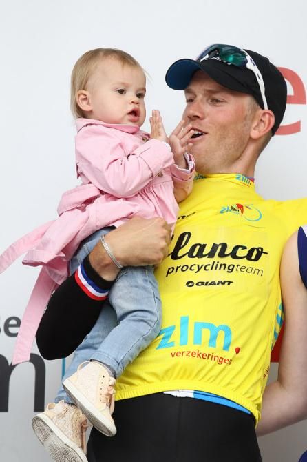 Ster ZLM Toer champion Lars Boom on the podium with his daughter
