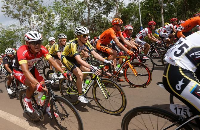 The peloton begins stage 1 in Chengmai