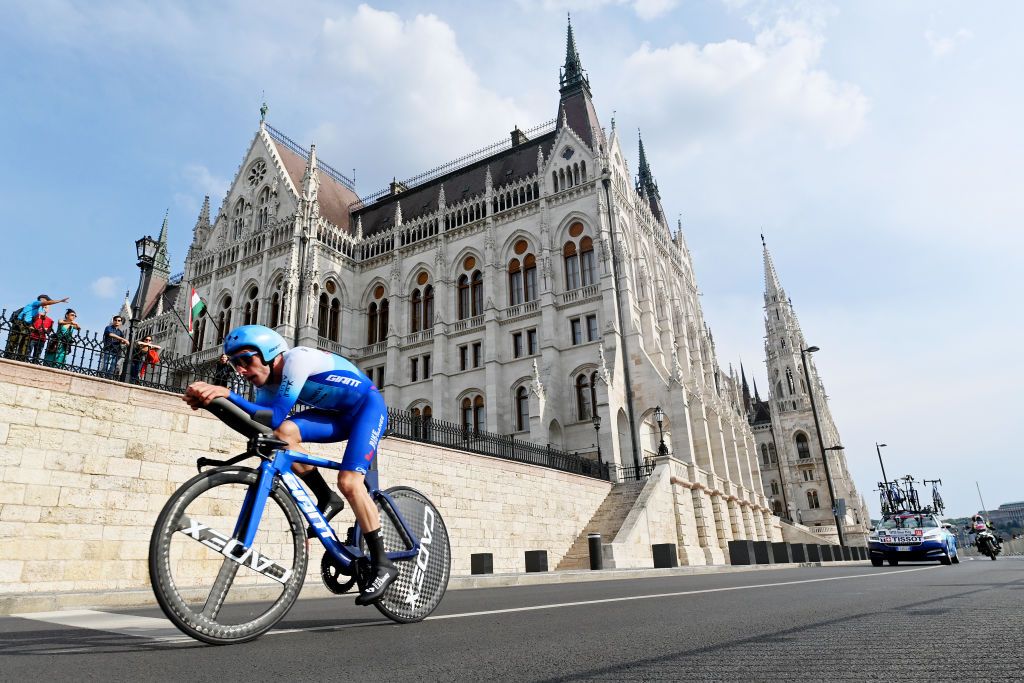 BUDAPEST HUNGARY MAY 07 Simon Yates of United Kingdom and Team BikeExchange Jayco sprints next to the Hungarian Parliament in the city of Budapest during the 105th Giro dItalia 2022 Stage 2 a 92km individual time trial stage from Budapest to Budapest ITT Giro WorldTour on May 07 2022 in Budapest Hungary Photo by Stuart FranklinGetty Images