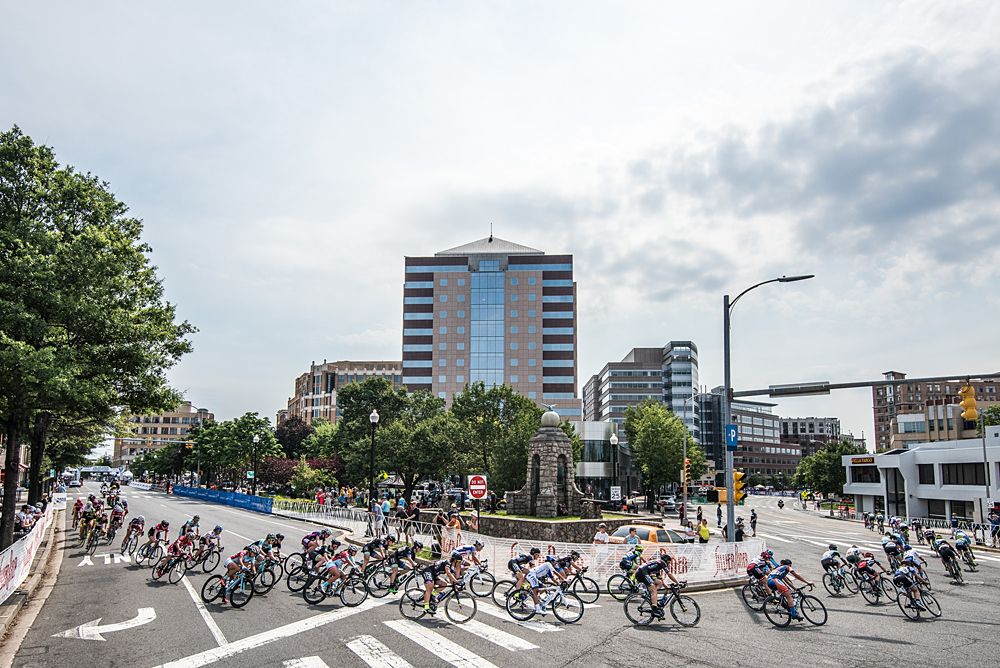 The women take the tight first turn.