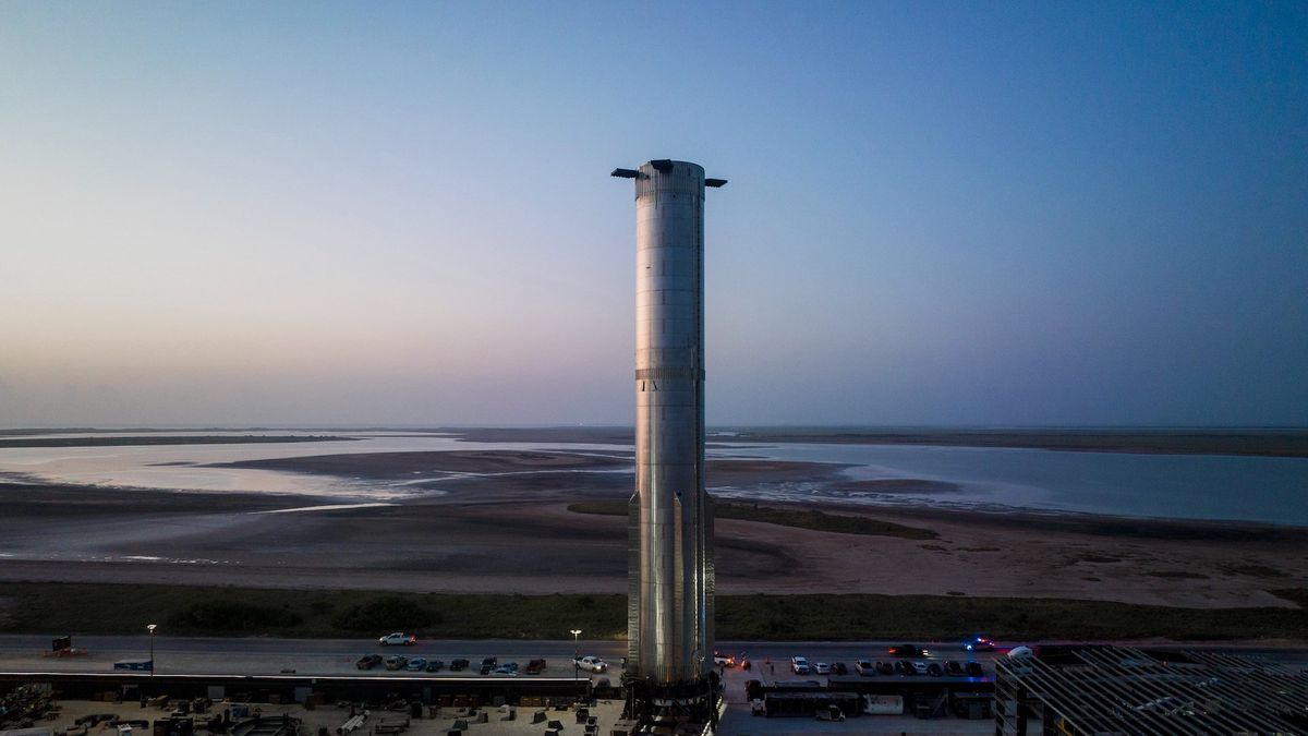 SpaceX rolt Starship Super Heavy Booster-lanceerplatform voor testen (foto’s)