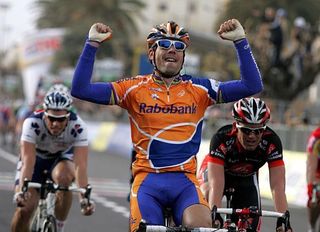 Oscar Freire lifts his arms to celebrate his win