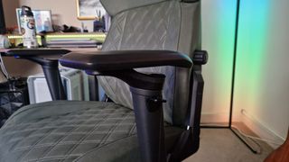 The Omniflex armrests of the Corsair TC500 Luxe